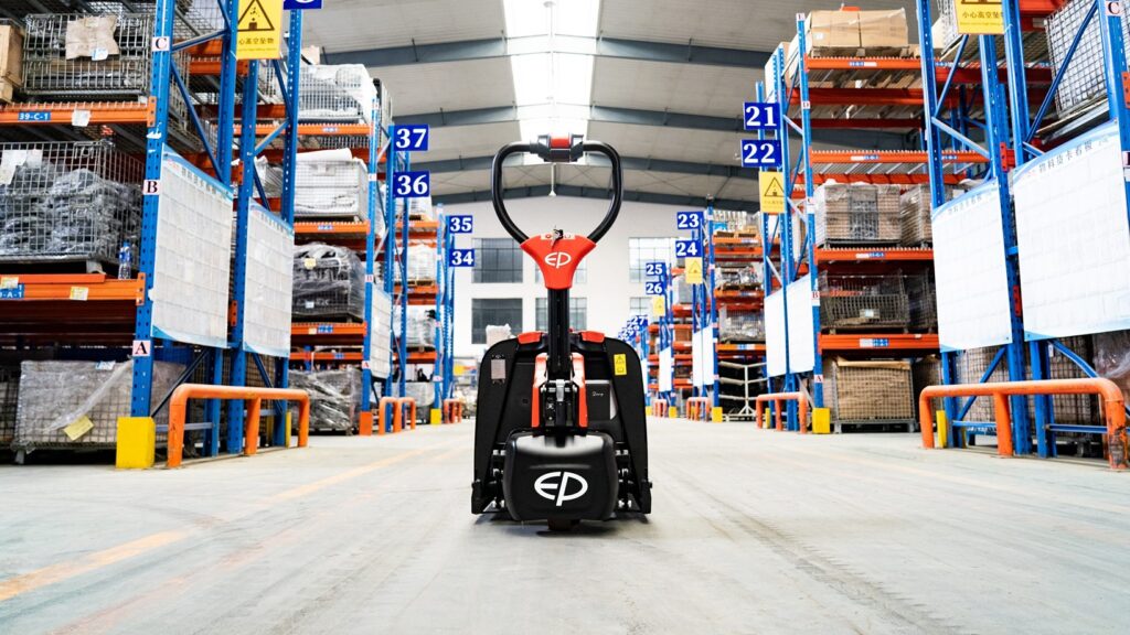 I Vantaggi dei Carrelli Manuali vs Elettrici per la Logistica