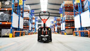 I Vantaggi dei Carrelli Manuali vs Elettrici per la Logistica